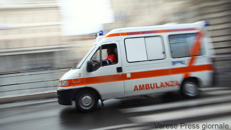 Ambulanza a San Macario (Samarate) per soccorrere un uomo nella notte