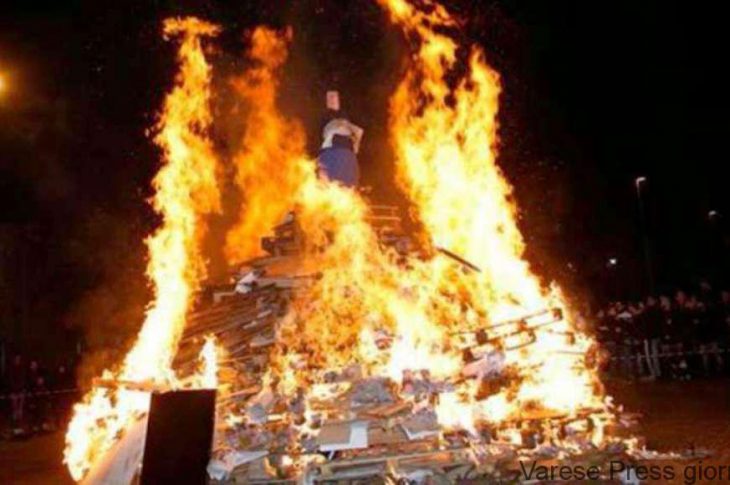 Brescia: bruciato il fantoccio di Salvini