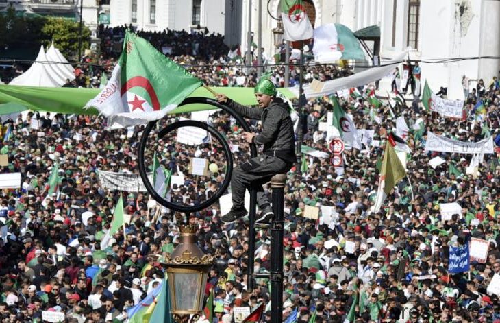 Algeria: un milione di persone in strada ad Algeri