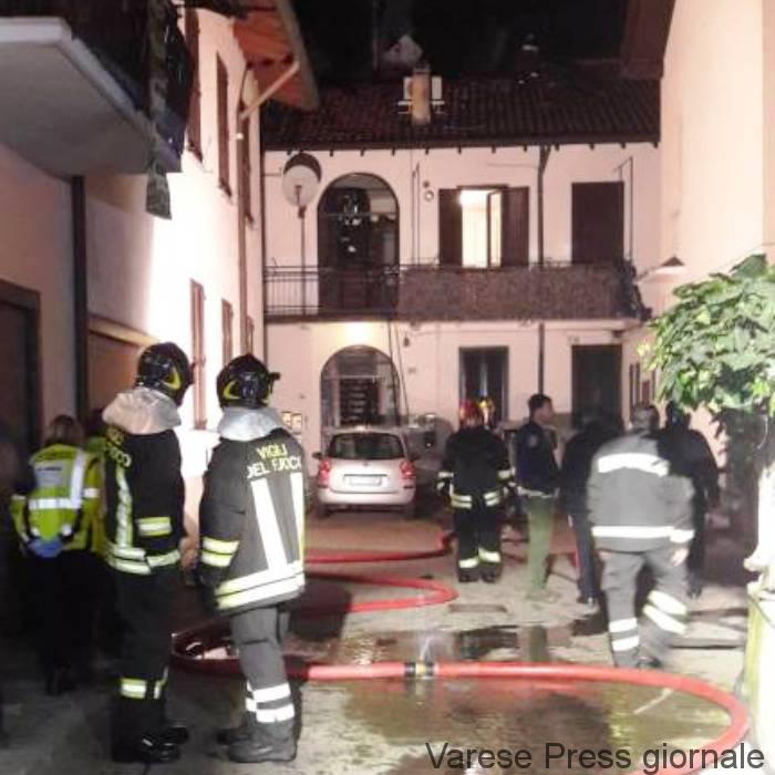 Castellanza: il tetto era in fiamme e i pompieri salvano un cane