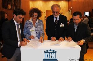 La firma dell'intesa, presenti per l'UNPLI il responsabile cultura, ambiente e territorio, Fernando Tomasello e il responsabile per i rapporti con l'UNESCO, Gabriele Desiderio.