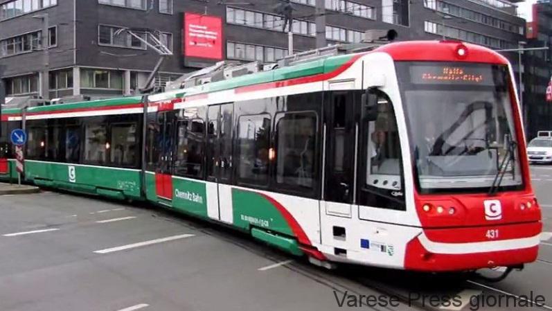 Milano: panico sul tram per bambini che azionano l'estintore