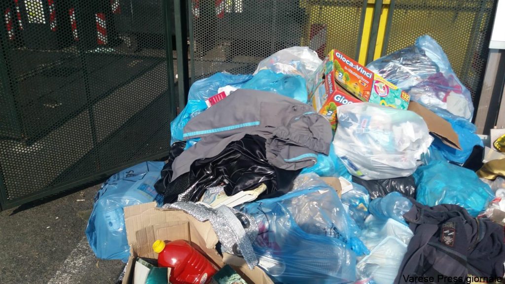Gallarate: 10 sacchi di rifiuti abbandonati in via Maino