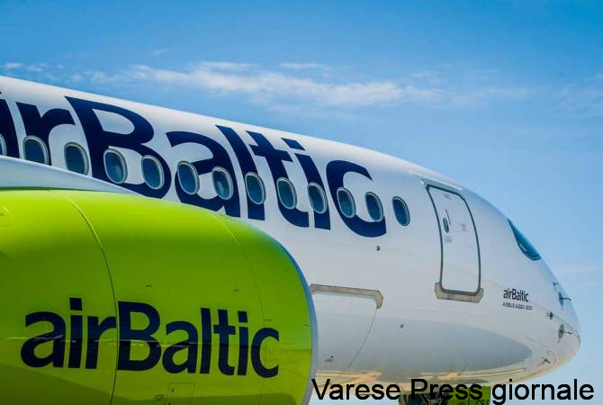 "Problema grave a un motore" atterraggio d'emergenza per un Airbus A220-300 airBaltic - VIDEO Flightradar24
