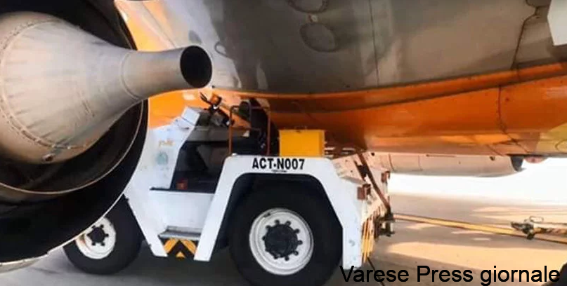 Tragedia in aeroporto a Bangkok, aereo schiaccia carrello rimorchio e uccide addetto di pista - VIDEO