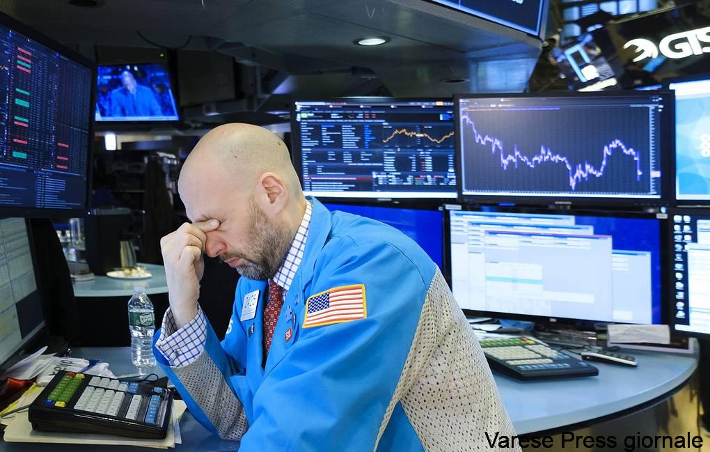 Il mercato azionario sta cadendo, gli uomini d'affari contano le perdite. In che modo il coronavirus influisce sull'economia