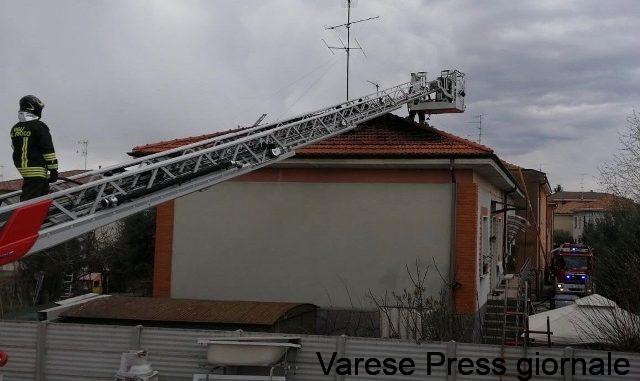 Incendio tetto abitazione nel comune di Cassano Magnago